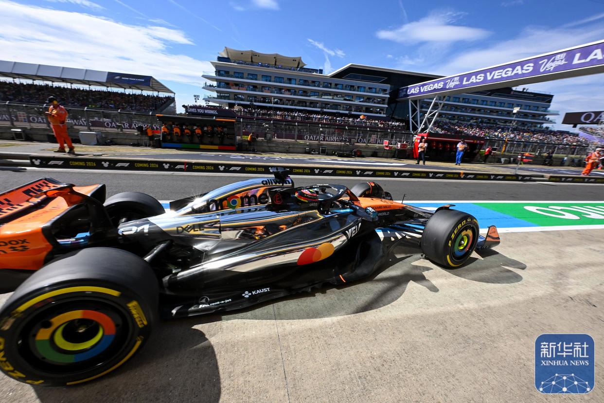 梅赛德斯逆转红牛二队，塞恩斯点燃赛场